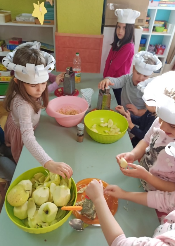 Djeca iz vrtića Moj Bambi Valpovo spremaju hranu